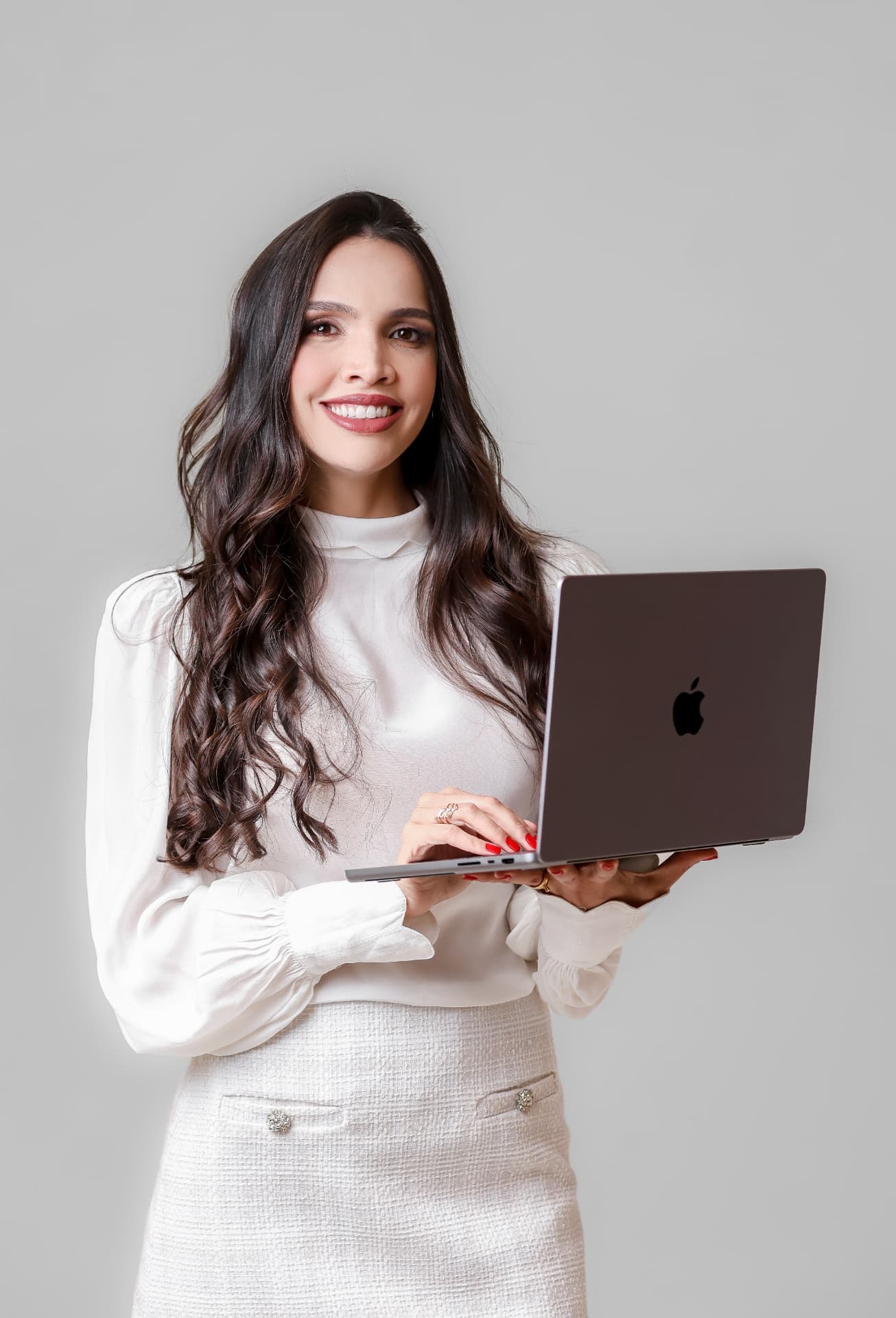 Bruna Fernandes, fundadora da Escola Vize, com um laptop nas mãos